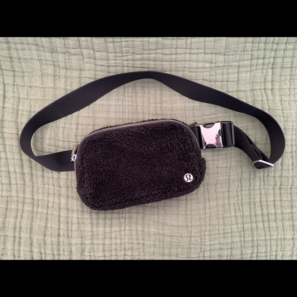 Lululemon Everywhere Belt Bag
